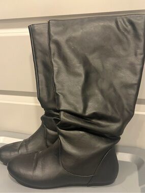 Women’s Knee Slouch Boots in Black X Wide calf